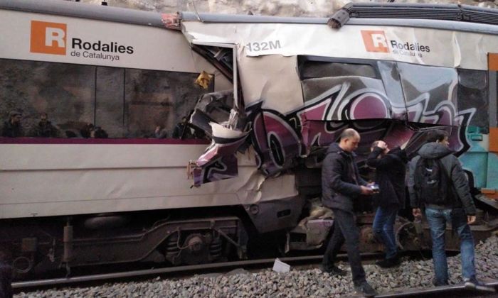 Chocaron dos trenes en Barcelona: hay al menos un muerto y un centenar de heridos