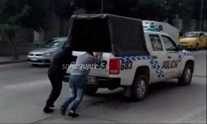 Un detenido esposado ayudó a un policía a empujar un móvil en pleno centro de Jujuy