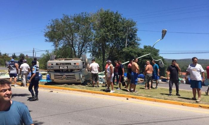 Tragedia en Mina Clavero: chofer murió aplastado al volcar el camión que manejaba