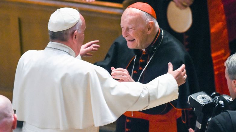 El Vaticano expulsó a un ex cardenal acusado de abusos sexuales
