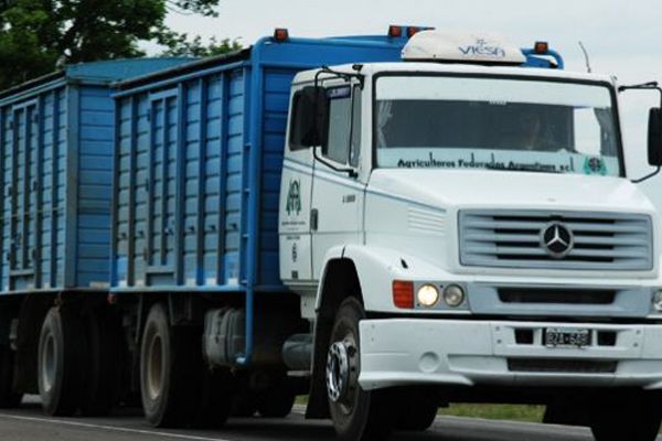 Transportistas reclaman frente a una cerealera por el incumplimiento de la tarifa acordada 