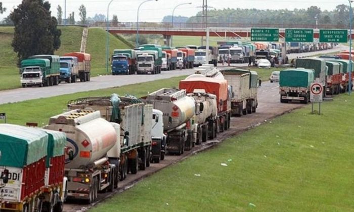 Transportistas autoconvocados de granos de todo el país lanzarán un paro este lunes por una tarifa nacional que los iguale