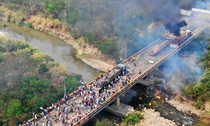 Venezuela: cinco muertos y camiones de ayuda humanitaria incendiados por la represión chavista en las fronteras