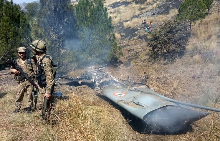 Pakistán cerró su espacio aéreo tras abatir dos aviones del ejército indio en la región de Cachemira