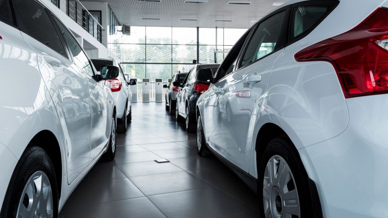 La venta de automotores cero kilómetro se contrajo 42,8% en febrero