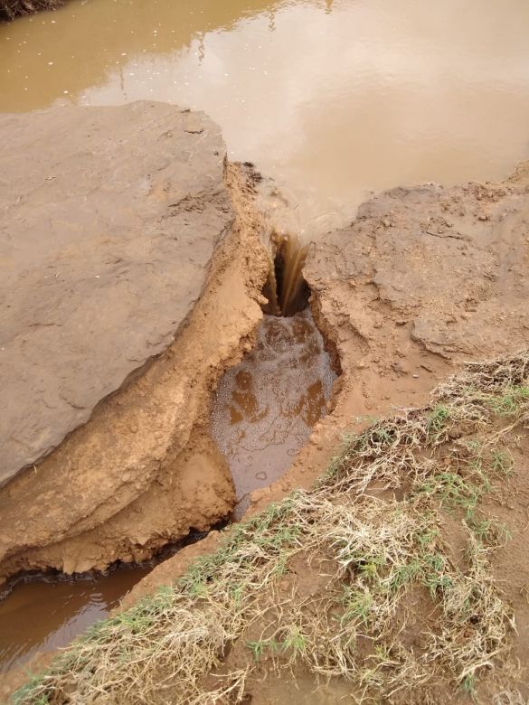 El agua se llevó los caminos rurales cercanos a Las Acequias 