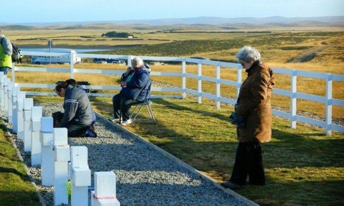 Viajan a Malvinas familiares de soldados cuyos restos fueron recientemente identificados
