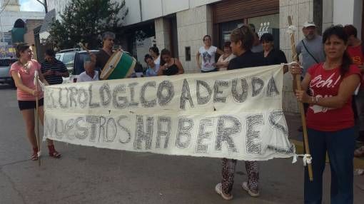 Los empleados del Urológico reclaman el pago del bono de cinco mil pesos y los salarios de febrero