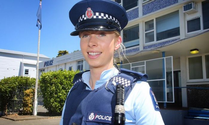 La fotografía viral de una agente de policía tras la masacre de Nueva Zelanda