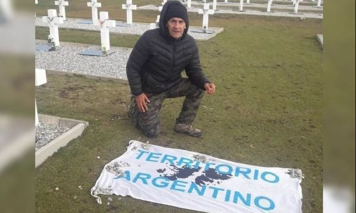 Ex combatiente detenido en Malvinas por mostrar la bandera argentina y cantar el Himno: “Vivimos una situación muy tensa”