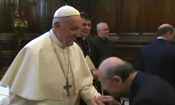 El Vaticano explicó por qué Francisco no quiere que todos besen su anillo papal