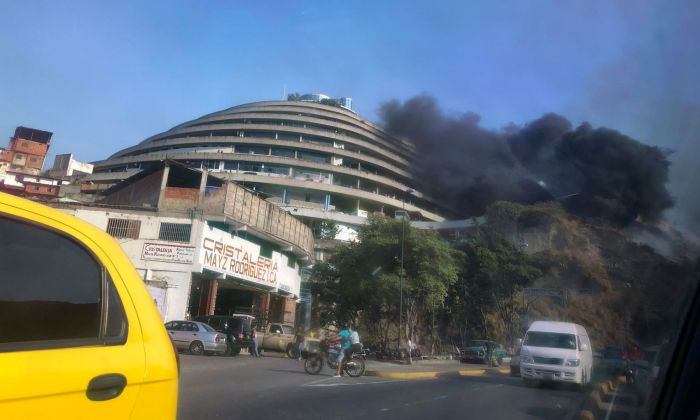 Incendio junto a El Helicoide, sede del servicio de inteligencia venezolano que el chavismo usa como cárcel y centro de tortura