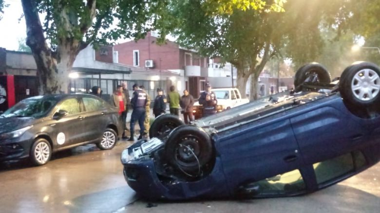 Espectacular accidente: Un auto volcó en Banda Norte 