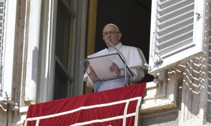El Papa avisa de que hablar mal de los demás es “tirar piedras”