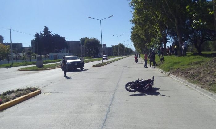 Hombre lesionado tras el choque entre una moto y una camioneta