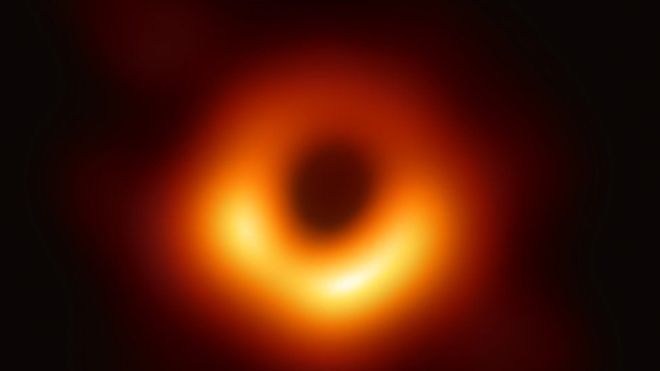 Fotografía al agujero negro de la Vía Láctea: “Es una estrella muerta con mucha masa que atrae todo lo que tiene cerca”