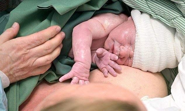 Fue trasplantada de útero por un robot hace dos años y ahora dio a luz a un bebé