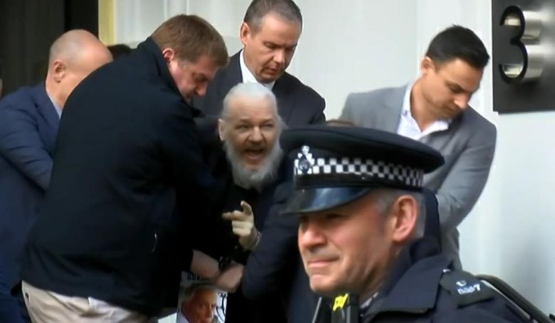 La policía británica detiene a Assange después de que Ecuador le retirase el asilo diplomático