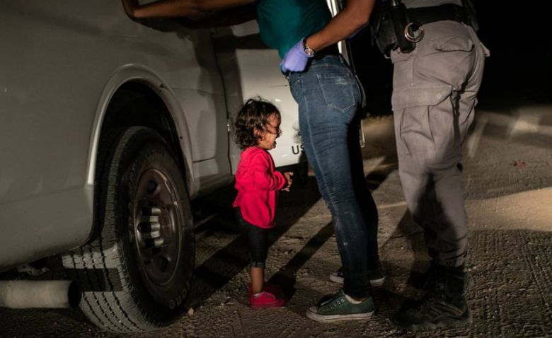 La imagen de una niña en la frontera de Texas gana el World Press Photo
