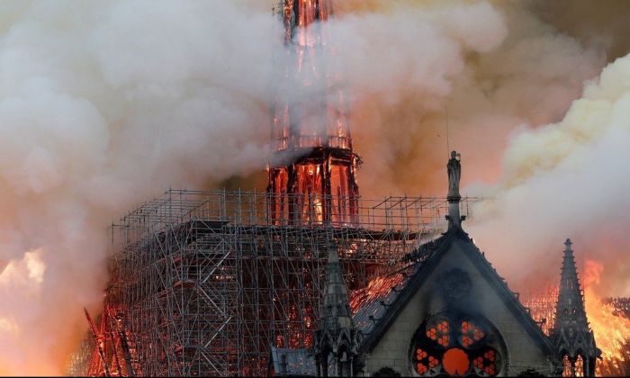 Gran incendio en la catedral de Notre Dame de París