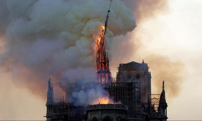 Video: cómo caía la famosa aguja de la catedral de Notre Dame devorada por el fuego