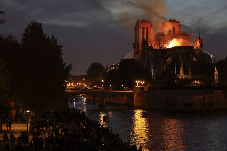 Impactantes fotos del incendio en Notre Dame