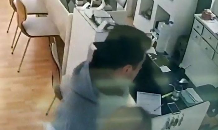 Video: Así se robaban un celular de una óptica de la ciudad