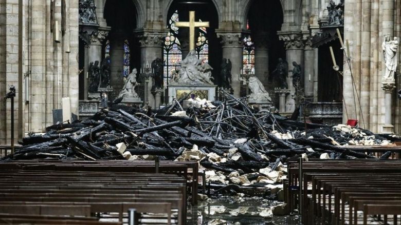 Estatua de la Virgen María quedó intacta tras el incendio en Notre Dame
