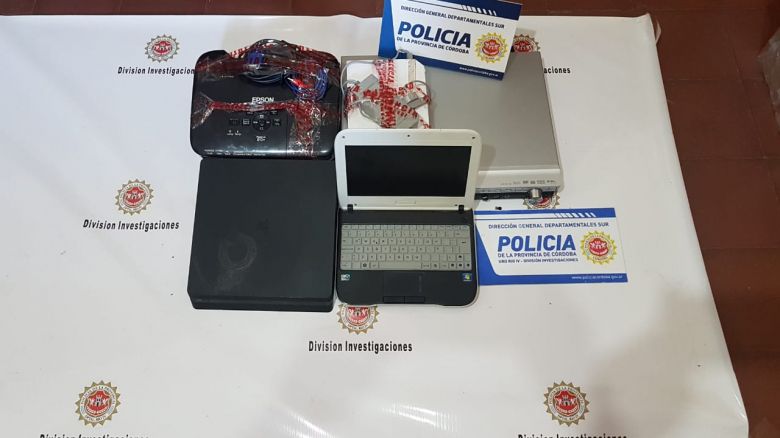 En varios allanamientos en comercios secuestraron 153 celulares, 24 tablets y otros elementos electrónicos