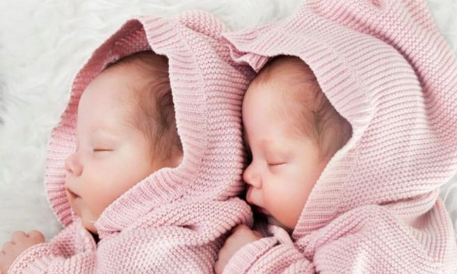Un bebé nace dos meses después que su hermano gemelo en Italia