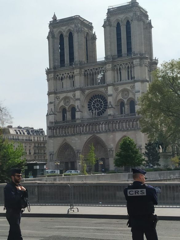 La catedral de Notre Dame está "casi a salvo", según el ministro de Cultura francés