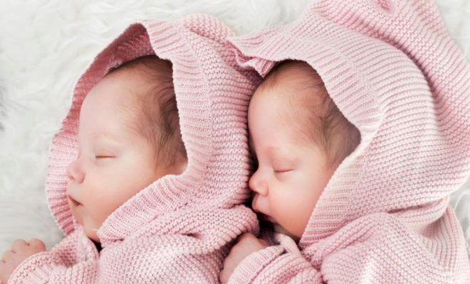 Un bebé nace dos meses después que su hermano gemelo en Italia
