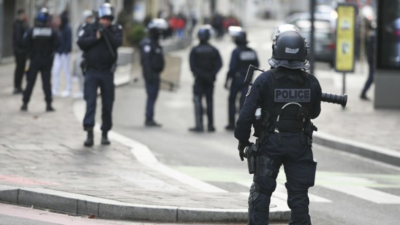 Francia: Operativo policial en marcha porque un exsoldado atrincherado en una casa dispara a la calle