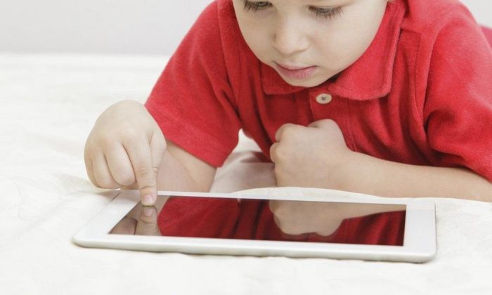Por qué recomiendan que los chicos no usen pantallas antes de los tres años