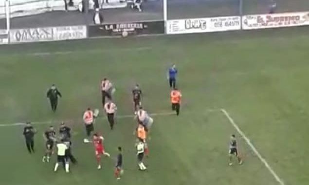 Brutal ataque al árbitro en el partido de Atenas