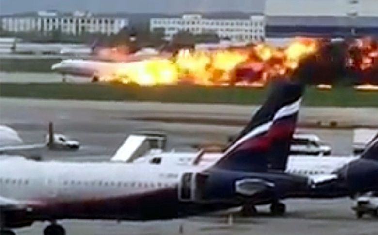 41 muertos tras arder un avión en Moscú por culpa de un rayo