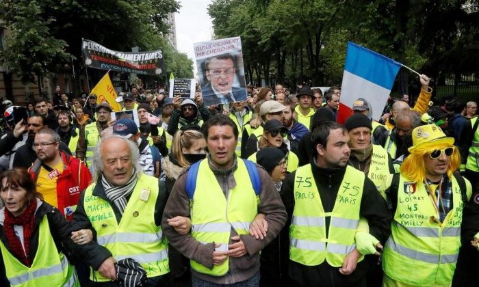 Los "chalecos amarillos" volvieron a manifestarse en las calles de Francia