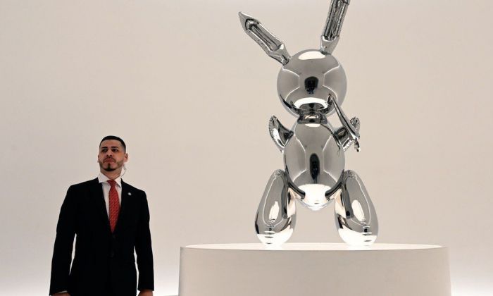 “Rabbit”: un conejo de acero inoxidable fue vendido en 91 millones de dólares y superó el precio récord de un artista vivo