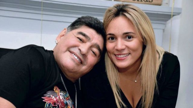 Verónica Ojeda descubrió mensajes de Diego Maradona con Rocío Oliva y regresa a la Argentina con su hijo