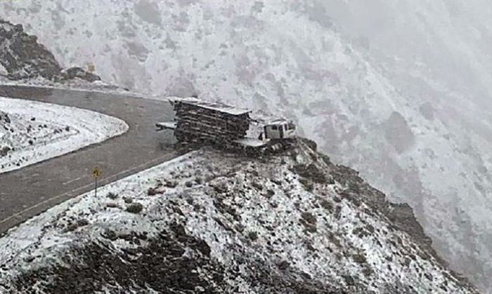 Al borde de la tragedia: un camión estuvo a punto de caer a un precipicio en la cordillera de Los Andes