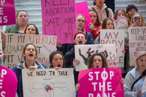 Miles de personas claman en EEUU para defender el aborto y rechazar la ola de leyes 'del latido'
