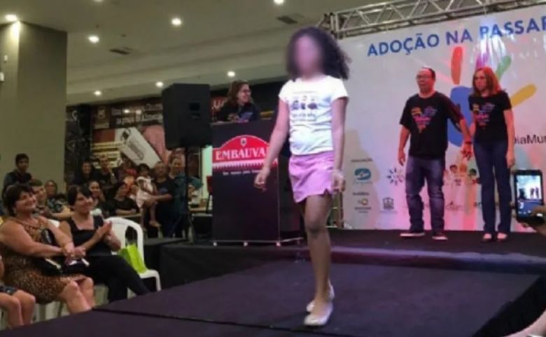Polémica en Brasil: niños en adopción desfilaron en un shopping para ser elegidos