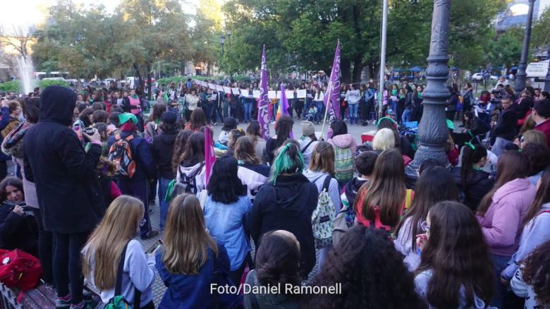 Cientos de mujeres participaron en la plaza central de Río Cuarto del pañuelazo a favor de la legalización del aborto