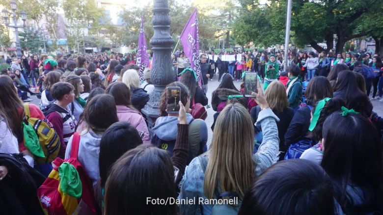 Cientos de mujeres participaron en la plaza central de Río Cuarto del pañuelazo a favor de la legalización del aborto