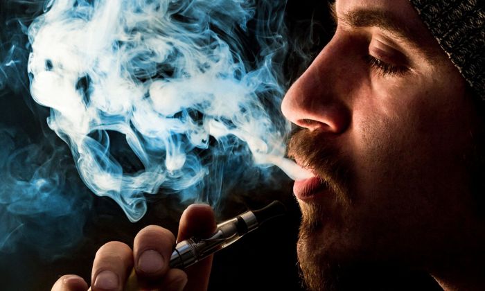 Los cigarrillos electrónicos son tan propensos como los convencionales a provocar tos de fumador