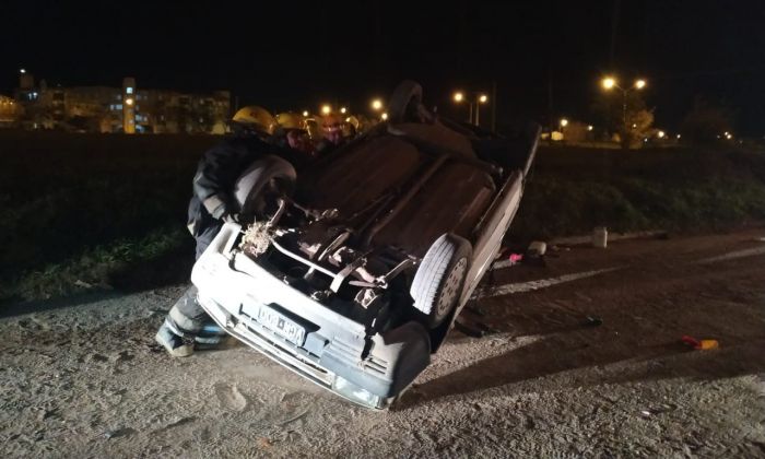 Dos jóvenes lesionados al volcar su automóvil