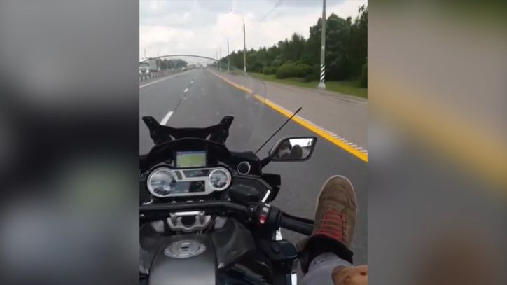 Un youtuber ruso se graba conduciendo una moto con los pies horas antes de matarse en un accidente
