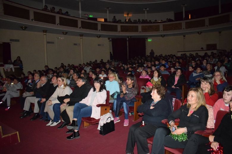 400 niños y niñas visitaron por primera vez el Teatro Municipal 