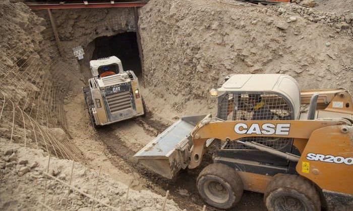 Chile: rescatan a un minero con vida, otro murió y buscan a un tercero