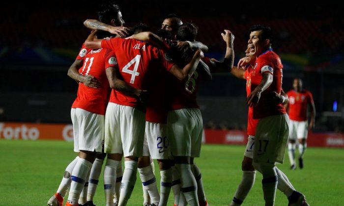 Chile comenzó la defensa del título a puro gol
